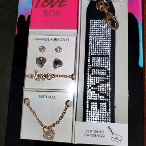 🛍️$28 SALE🛍️ Fabulous Gift Box for VALENTINE'S or Any Time! See Deets ⬇️